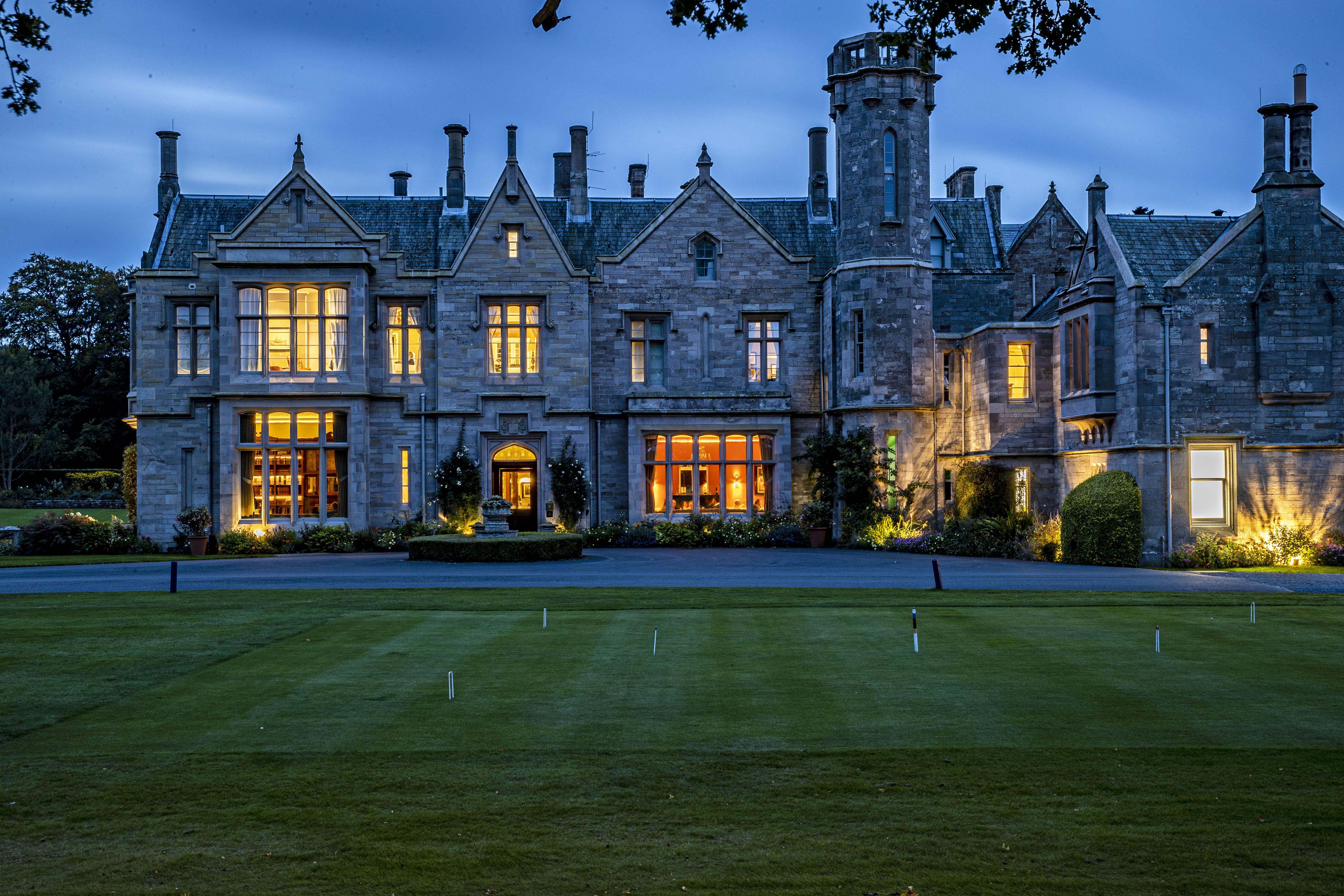 Schloss Roxburghe, Part Of Destination By Hyatt Zewnętrze zdjęcie The main house at night