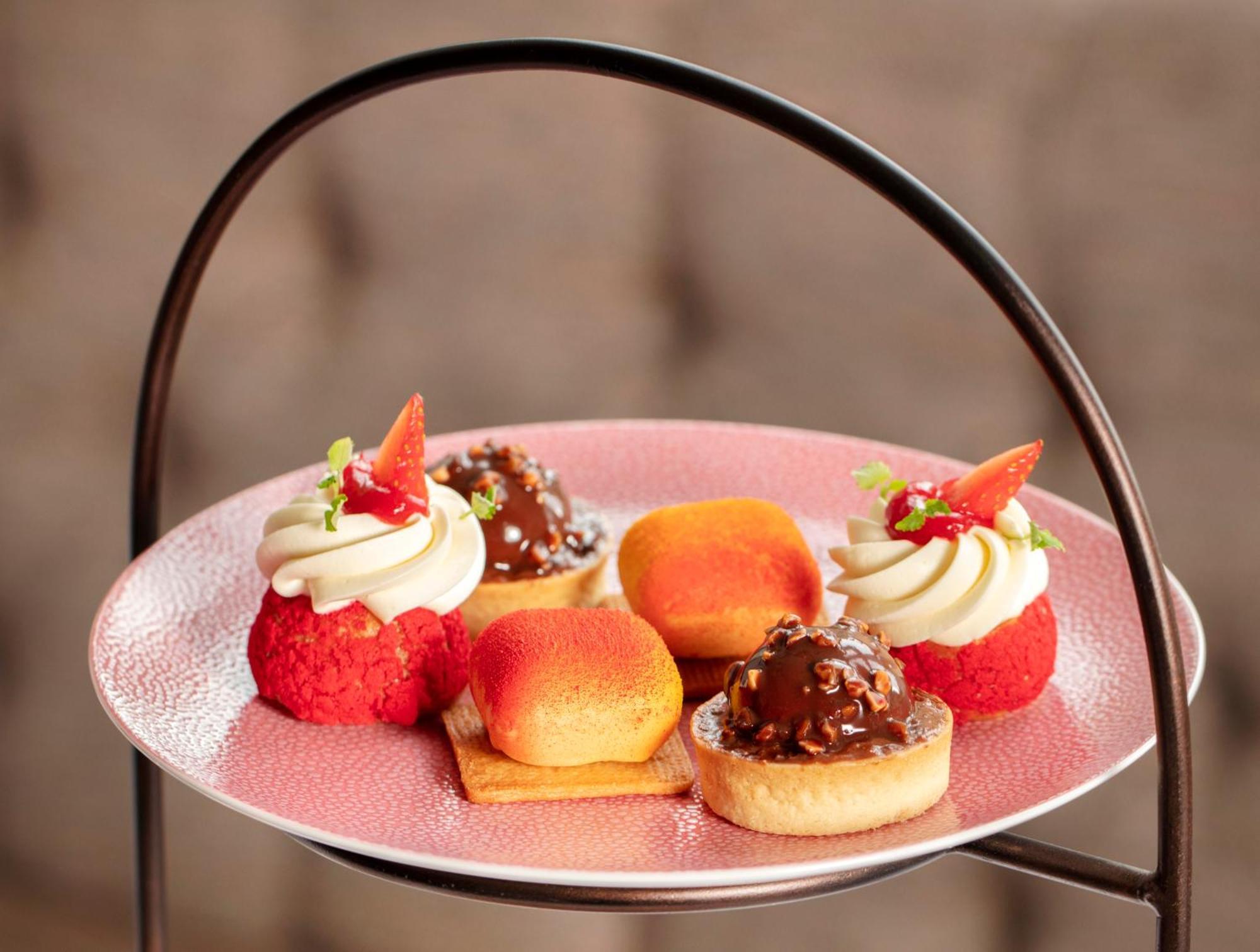 Schloss Roxburghe, Part Of Destination By Hyatt Zewnętrze zdjęcie A selection of petits fours