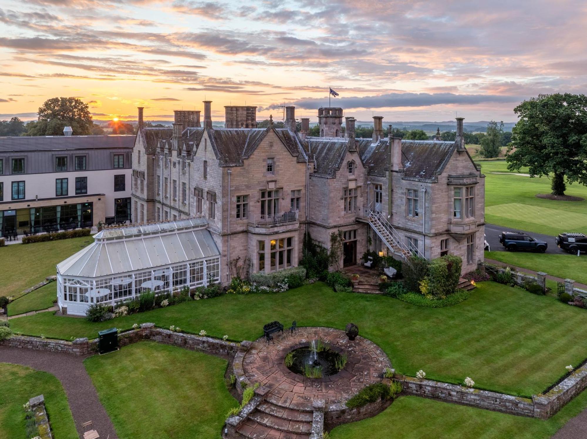 Schloss Roxburghe, Part Of Destination By Hyatt Zewnętrze zdjęcie The hotel at sunset